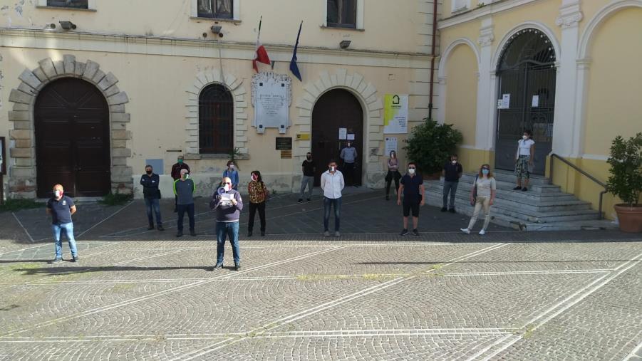 images Tornano in piazza a Lamezia Terme le "Mascherine Tricolori" per chiedere con forza misure concrete a sostegno di lavoratori e famiglie