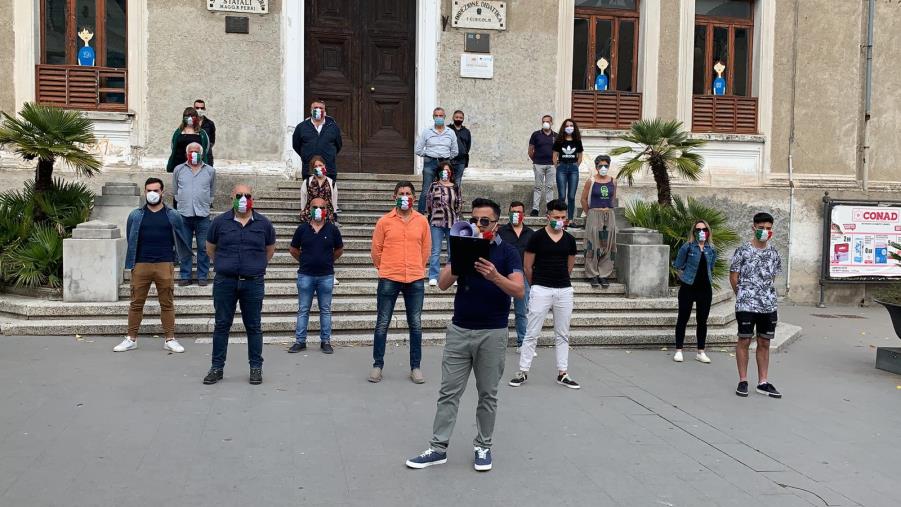 images Le mascherine tricolore tornano in piazza a Lamezia Terme: "Situazione drammatica"