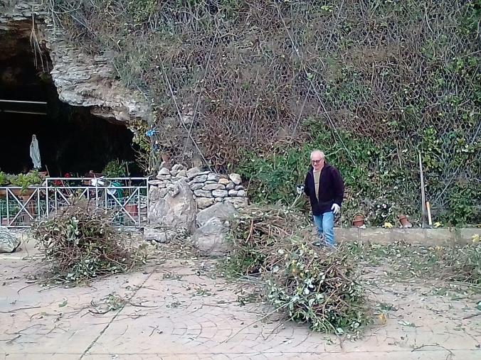 images Statua della Madonna della Grotta di Lourdes, Rocco Giampà denuncia l'inerzia e l'inefficienza del Comune di Girifalco (VIDEO)