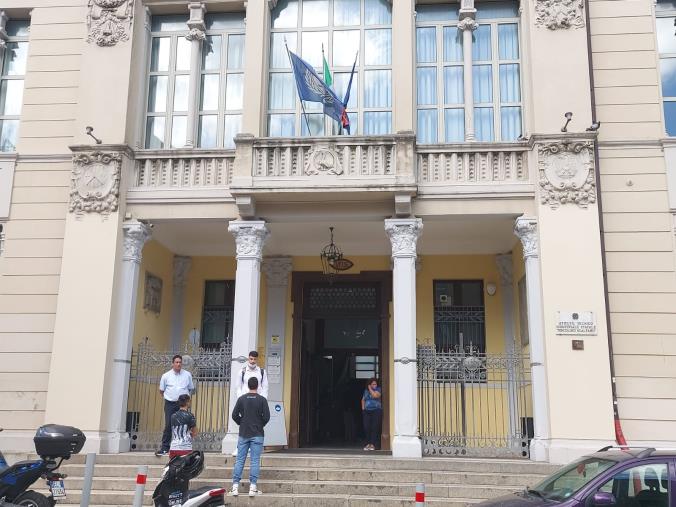 images Maturità 2020. Fuori dai cancelli le emozioni e quel pizzico di agitazione prima di entrare in aula (VIDEO)