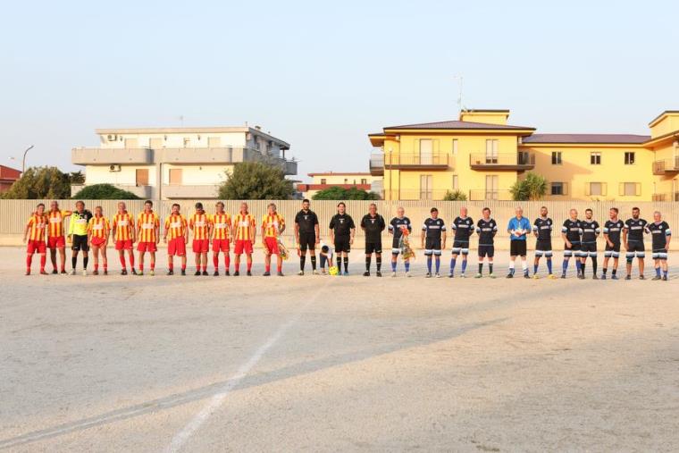 images “Memorial Tonino Corasaniti”, a Davoli con le “vecchie glorie” del Catanzaro la magia del calcio che fu