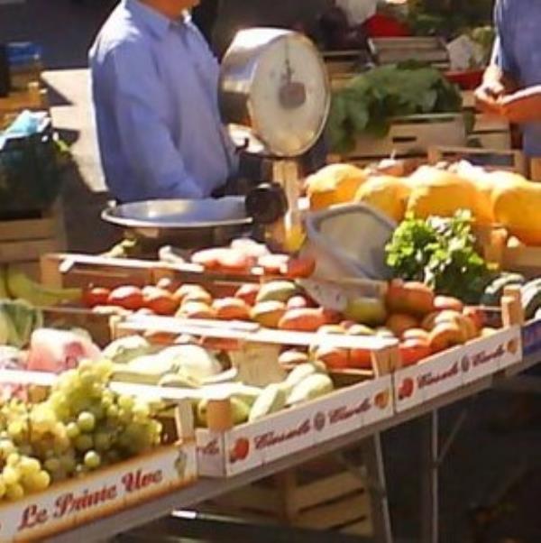 images Come riprenderà il mercatino di Catanzaro Lido: banconi a distanza di 5 metri e controllo della temperatura (TUTTE LE REGOLE)