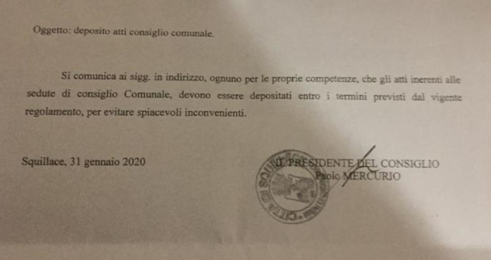 Squillace, il presidente del consiglio "bacchetta" (?) il sindaco sui tempi del deposito degli atti. L'opposizione: "La maggioranza scricchiola"