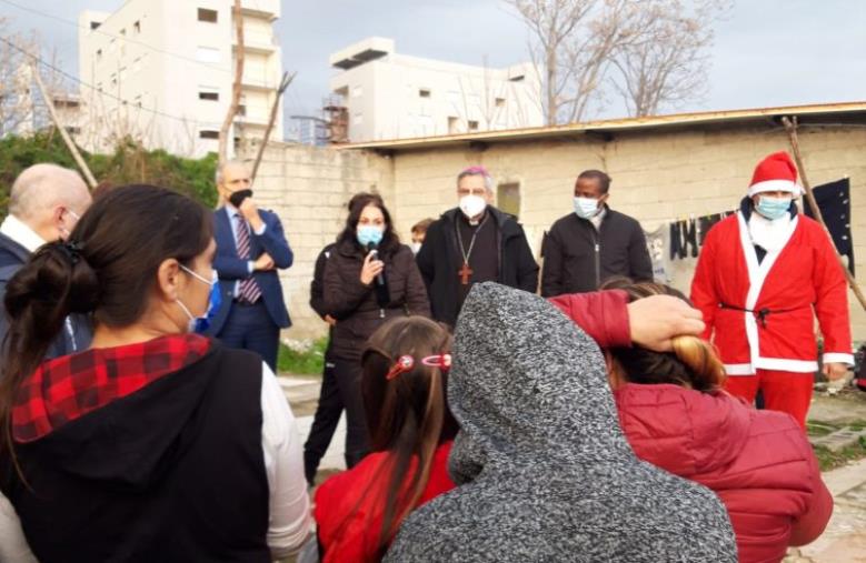 images Lamezia Terme, vescovo e volontari in visita al campo Rom di Scordovillo con Babbo Natale 