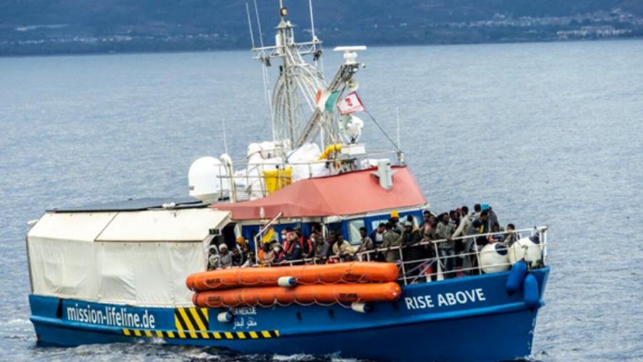 images Ong, la "Rise Above" con 89 migranti verso Reggio Calabria: in Sicilia sbarco negato