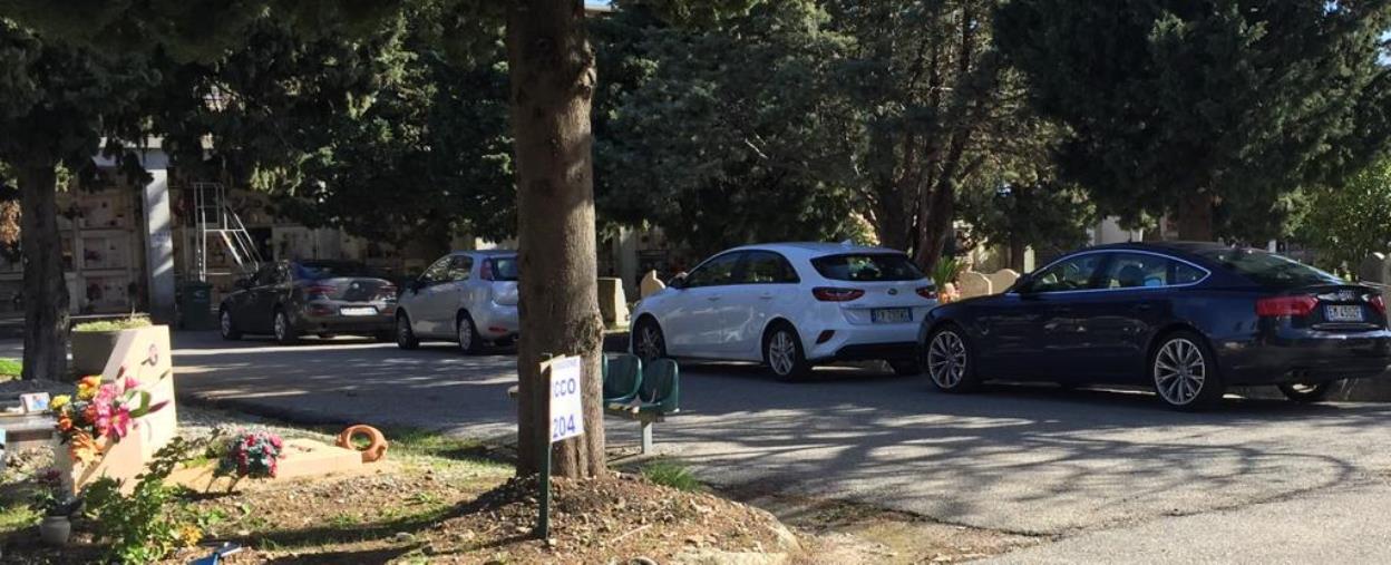 Auto parcheggiate a ridosso delle tombe di via Paglia, scatta l'indignazione dei cittadini