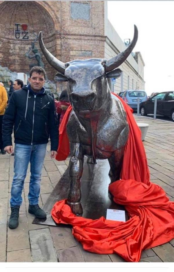 Vitulus, il toro realizzato dall’artista catanzarese Nuccio Loreti lascia Piazza Matteotti 