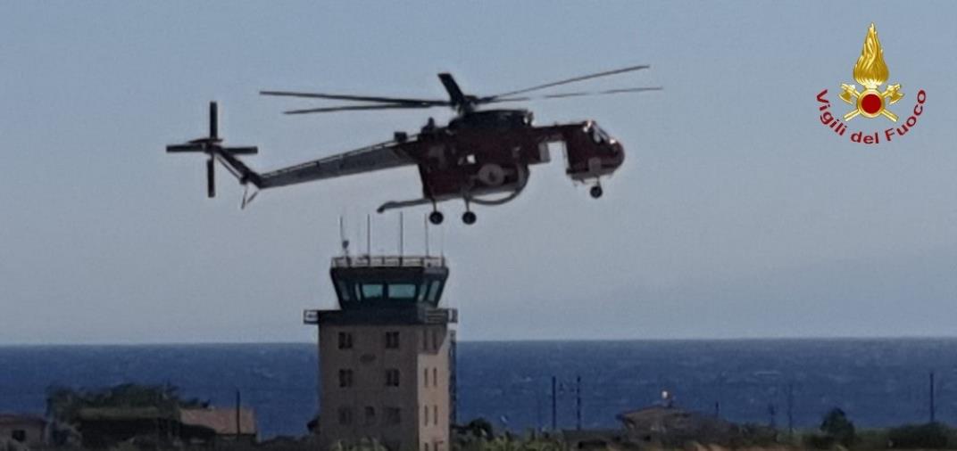 images A Reggio Calabria è atterrato 'Aquila Rossa'. L'ultimo arrivo nella flotta aerea dei Vigili del Fuoco