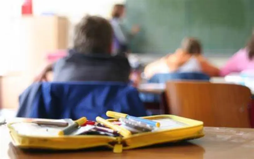 Bufera su una scuola di Rende, lasciato solo in classe perché iperattivo: Valditara interviene