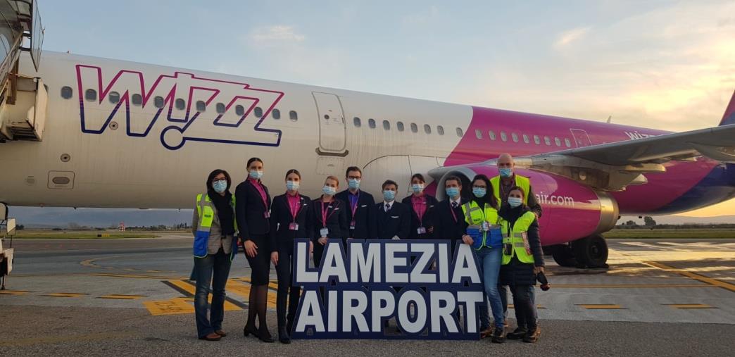 Il cielo sopra l’Aeroporto di Lamezia ritorna a colorarsi di bianco, rosa e viola: c'è di nuovo la Compagnia bulgara Wizzair