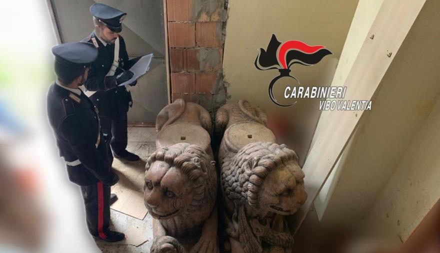 images Blitz dei carabinieri nella rimessa di un sessantenne di Soriano: scovati quattro imponenti leoni e due anfore funebri del 1200. Scatta la denuncia (VIDEO)