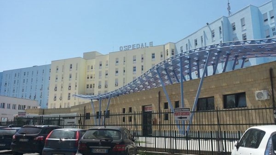 images Covid, porte chiuse all'ospedale di Crotone: vietato l'ingresso ai visitatori 