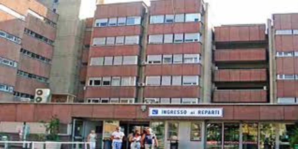 Accoltellato un infermiere all’ospedale di Reggio, arrestato il paziente che lo ha aggredito 