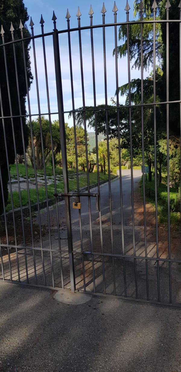 La pineta di Siano è aperta, ma a metà. Cancello chiuso per il parco botanico (FOTO)