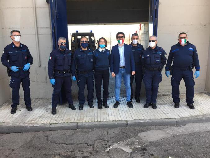 images La Polizia penitenziaria di Corigliano-Rossano ha consegnato al sindaco Stasi beni e generi alimentari per le famiglie bisognose