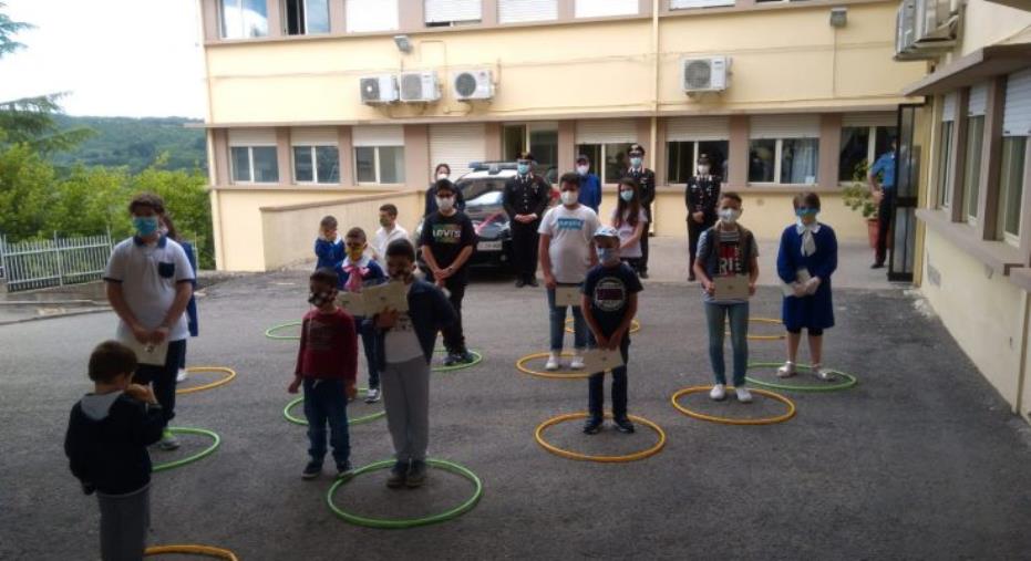 images Gli alunni di Rogliano donano i loro disegni ai Carabinieri per ringraziarli del lavoro svolto durante l'emergenza Covid-19