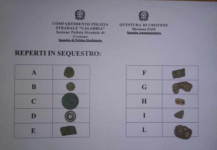 images Vanno a caccia di reperti archeologici a Strongoli: la Polizia multa e denuncia due "tombaroli" 