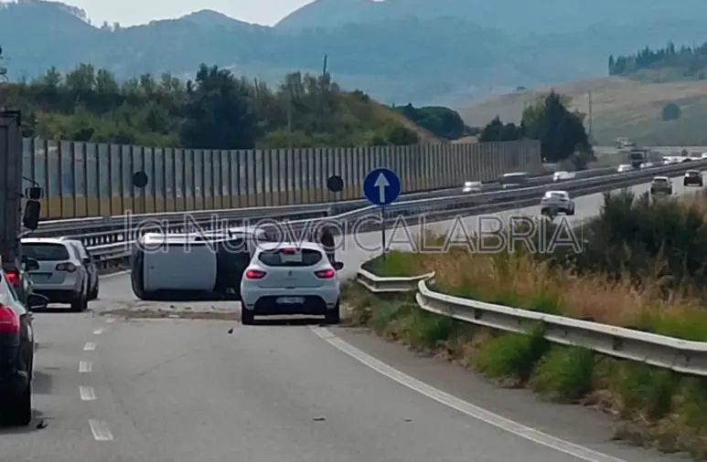 images Catanzaro, incidente nel quartiere Germaneto: auto si ribalta sulla strada 