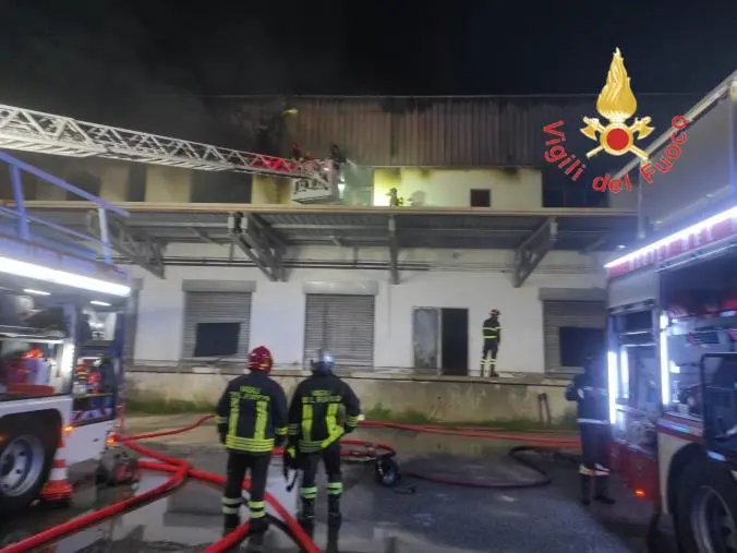 images In fiamme un capannone nel Catanzarese, distrutte 4 attività e un deposito