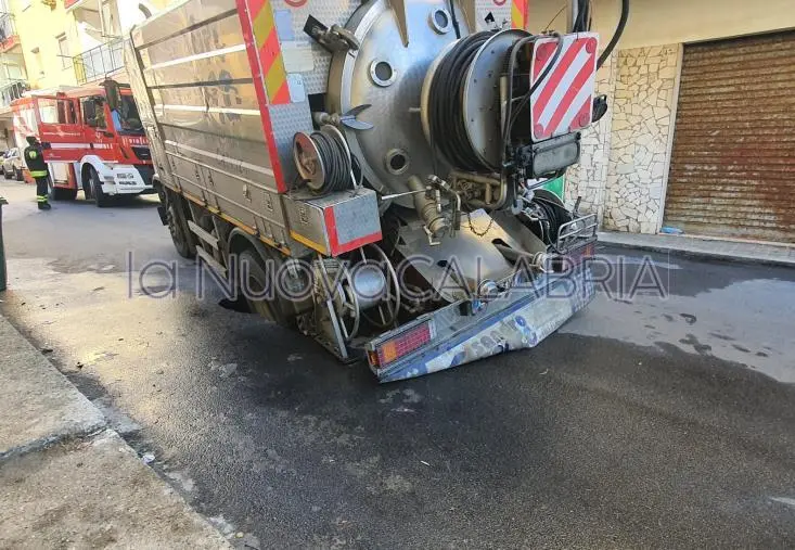 images Si apre una voragine sull'asfalto, resta incastrato un camion nel quartiere Lido