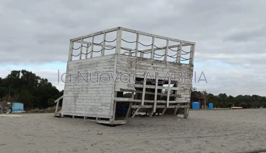 images Catanzaro, struttura pericolante sulla spiaggia di Giovino: apprensione dai cittadini 