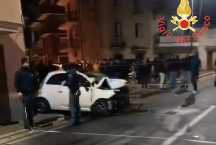 images Incidente nella notte a Lamezia: giovane perde il controllo e finisce contro un negozio