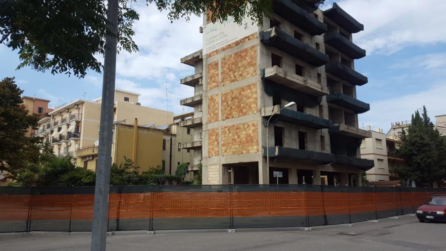 images Soverato, avviata la demolizione di Palazzo Bencivenni (VIDEO)
