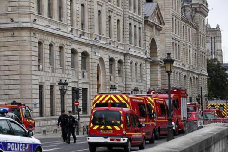 Assale i colleghi poliziotti, cinque morti a Parigi