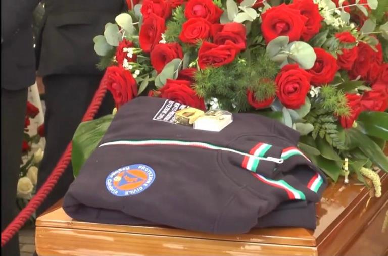 L'omaggio della Protezione civile a Jole Santelli: sulla bara la loro felpa (FOTO)