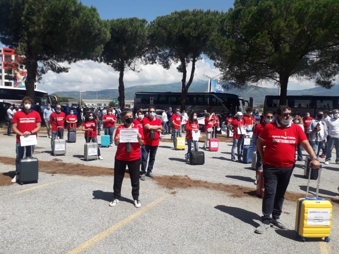 images Fase 2. All'aeroporto di Lamezia Terme la protesta dei tour operator di tutta la Calabria: "Chiediamo di non essere abbandonati" (VIDEO)