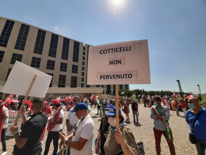 images Emergenza sanità. Cgil, Cisl e Uil protestano alla Cittadella: "Cotticelli non pervenuto. Vogliamo un tavolo a Roma" (VIDEO)