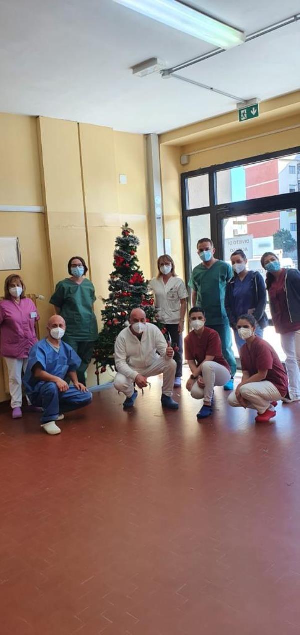 images Catanzaro. Natale in corsia al "Pugliese Ciaccio": gli auguri e i messaggi di speranza degli operatori Covid 