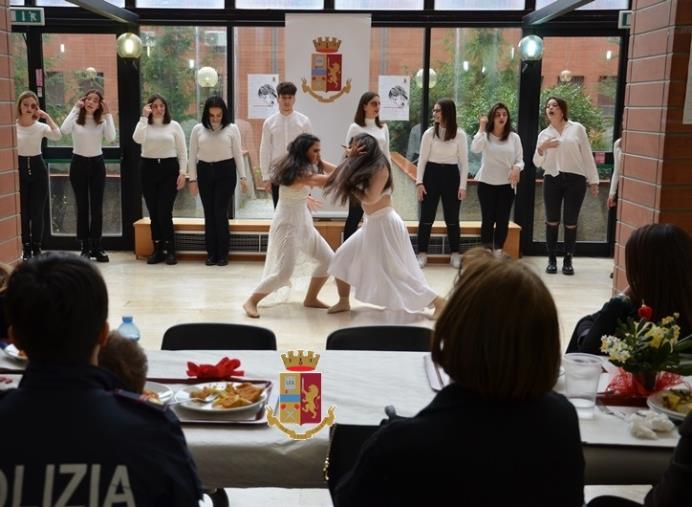 Anche la questura di Catanzaro festeggia la “Festa di San Valentino” con una rappresentanza di donne vittime di violenza
