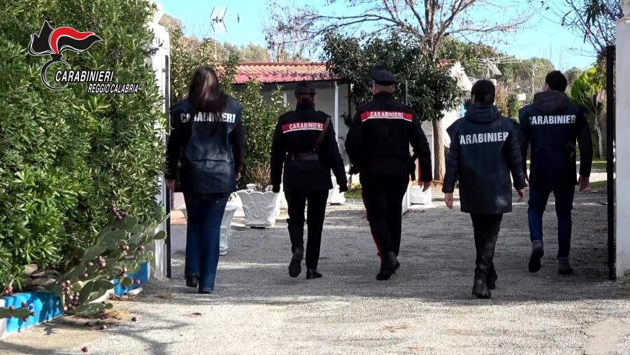 images Reggio Calabria, sequestrata una discarica abusiva e un'abitazione a picco sul mare 