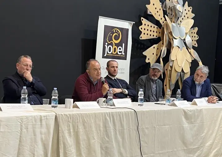 "Pensare alla cultura e all’arte“: l'esposizione dell’orafo-scultore Antonio Affidato assume significati profondi