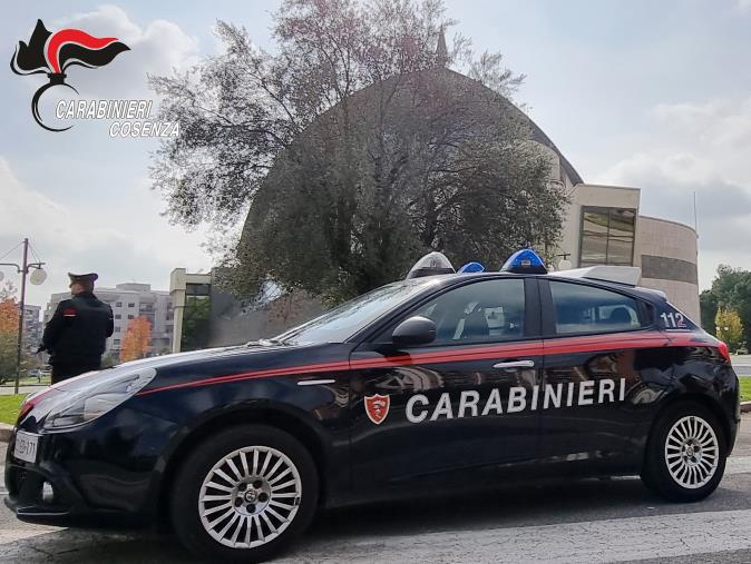 images Rende, danneggia un'auto in sosta e i tavoli di un locale e si scaraventa sui carabinieri: arrestato