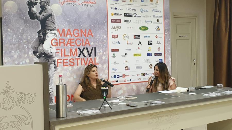 Francesca Reggiani e il suo "Sono italiana, ma voglio smettere" al Magna Graecia Book Festival