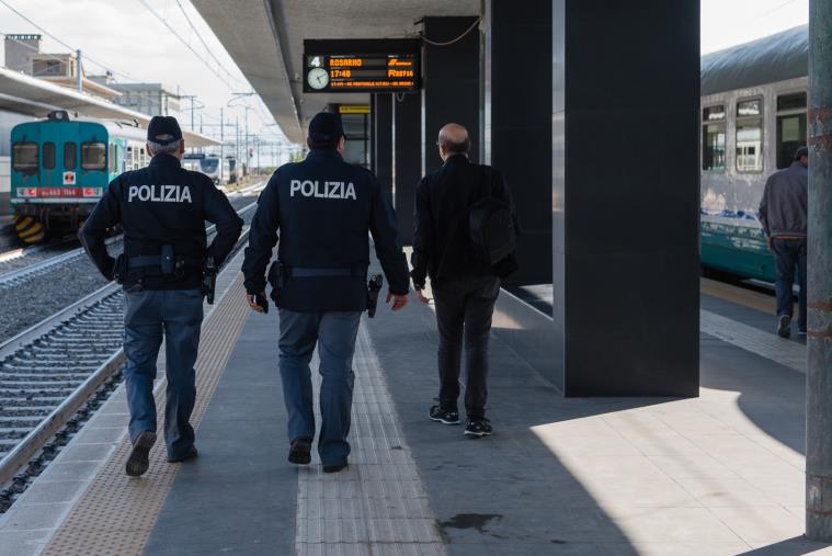 images "Stazioni sicure". Deteneva droga per uso personale, a Lamezia 20enne africano segnalato dalla Polizia  