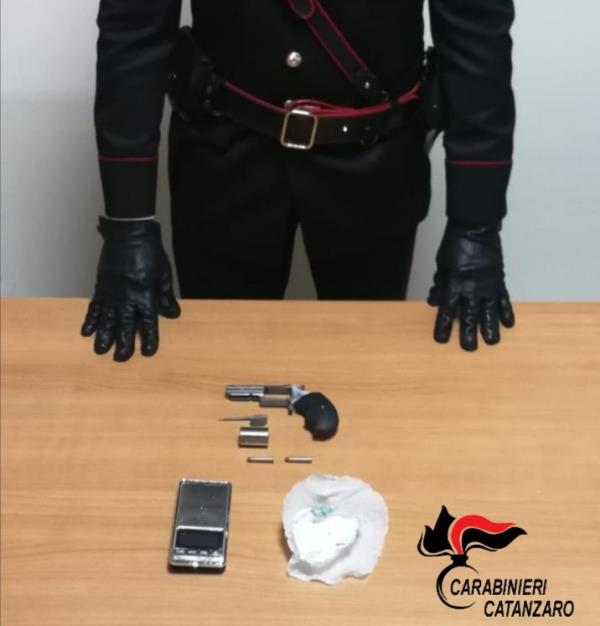 images Catanzaro, i carabinieri arrestano un uomo con un revolver e un grammo di cocaina 