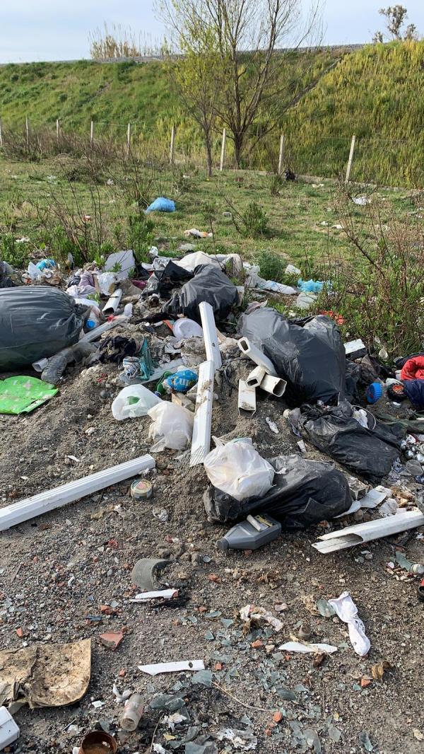 Rifiuti, ingombranti e materiali di risulta. Benvenuti nella discarica a cielo aperto a Germaneto