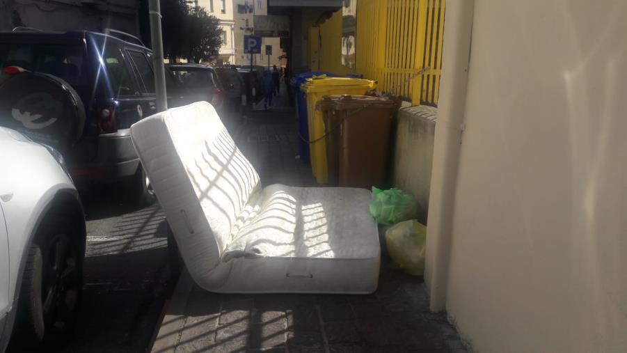 images Su Viale Pio X il marciapiede diventa un letto. L'ira dei residenti contro chi abbandona da anni rifiuti ingombranti lungo le strade