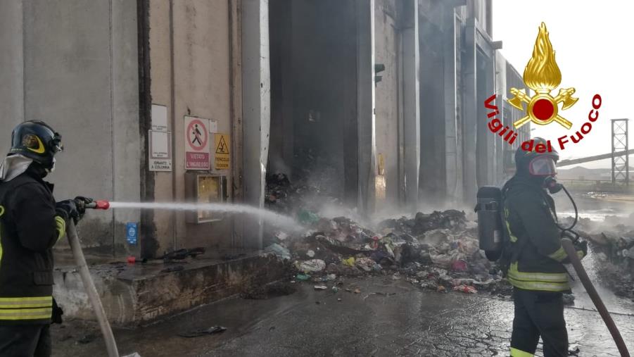 images In fiamme cumuli di rifiuti indifferenziati nell'impianto di trattamento a San Pietro Lametino