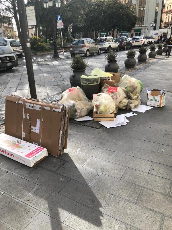 “Materiale non conforme” e i rifiuti restano per strada. Il Codacons: "Un'offesa alla città"