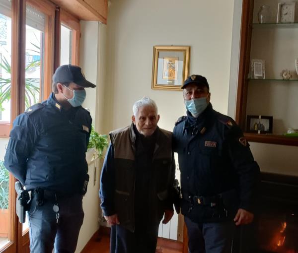 images Si smarrisce e viene ritrovato dalle volanti della Polizia: storia a lieto fine per un anziano di Bagnara Calabra