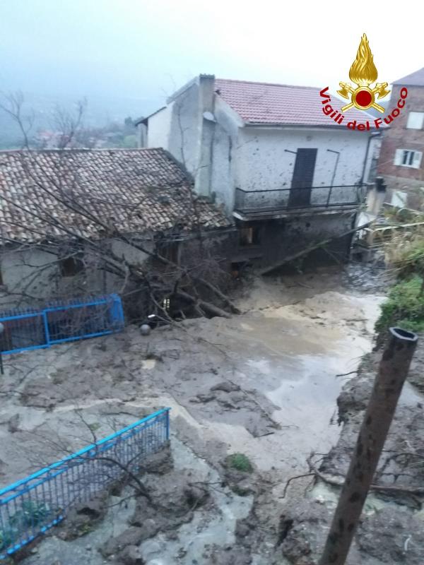 images Cosenza. Frana a Rota Greca: tre case investite dalla massa di fango e detriti  