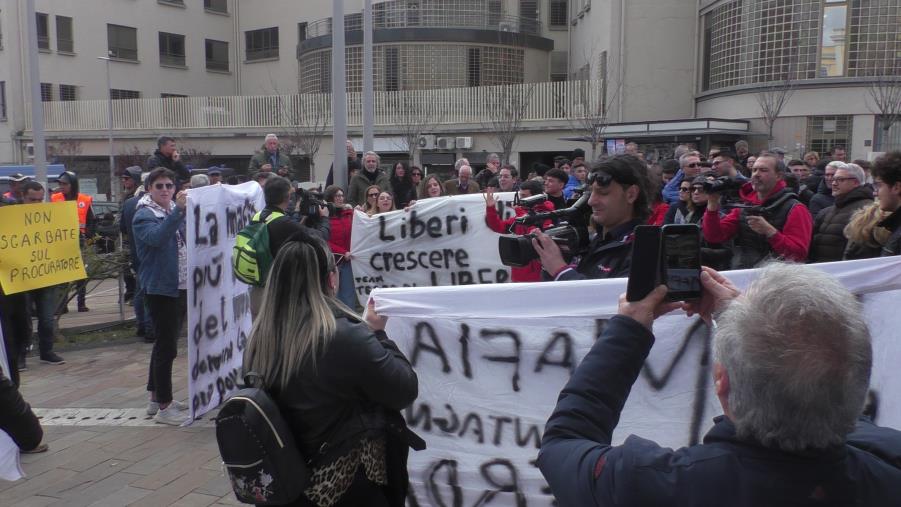 Manifestazione pro Gratteri, Santelli alla piazza: "Siete la migliore scorta". Aiello: "Noi 5Stelle possiamo parlare di legalità con coerenza"