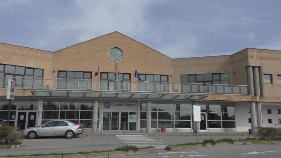 images Aeroporto di Crotone. Le associazioni scendono in campo per difendere i voli  