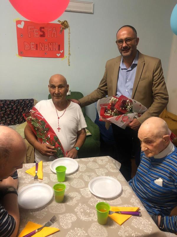 images Festa nonni, l'assessore alle Politiche sociali di Cariati fa visita a comunità per anziani di San Cataldo