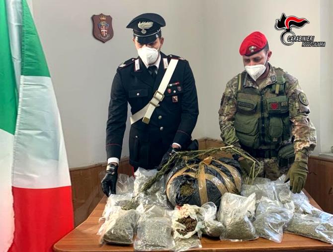 images San Giovanni di Gerace: trovati quasi 8 kg di marijuana e una doppietta con matricola abrasa