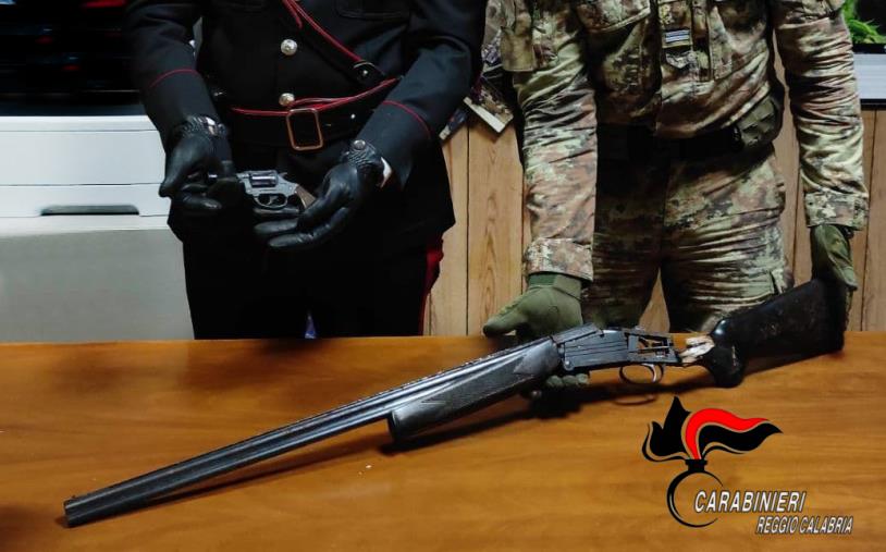 images Lanciarazzi e un fucile pronti all’uso trovati dai carabinieri di Reggio Calabria 